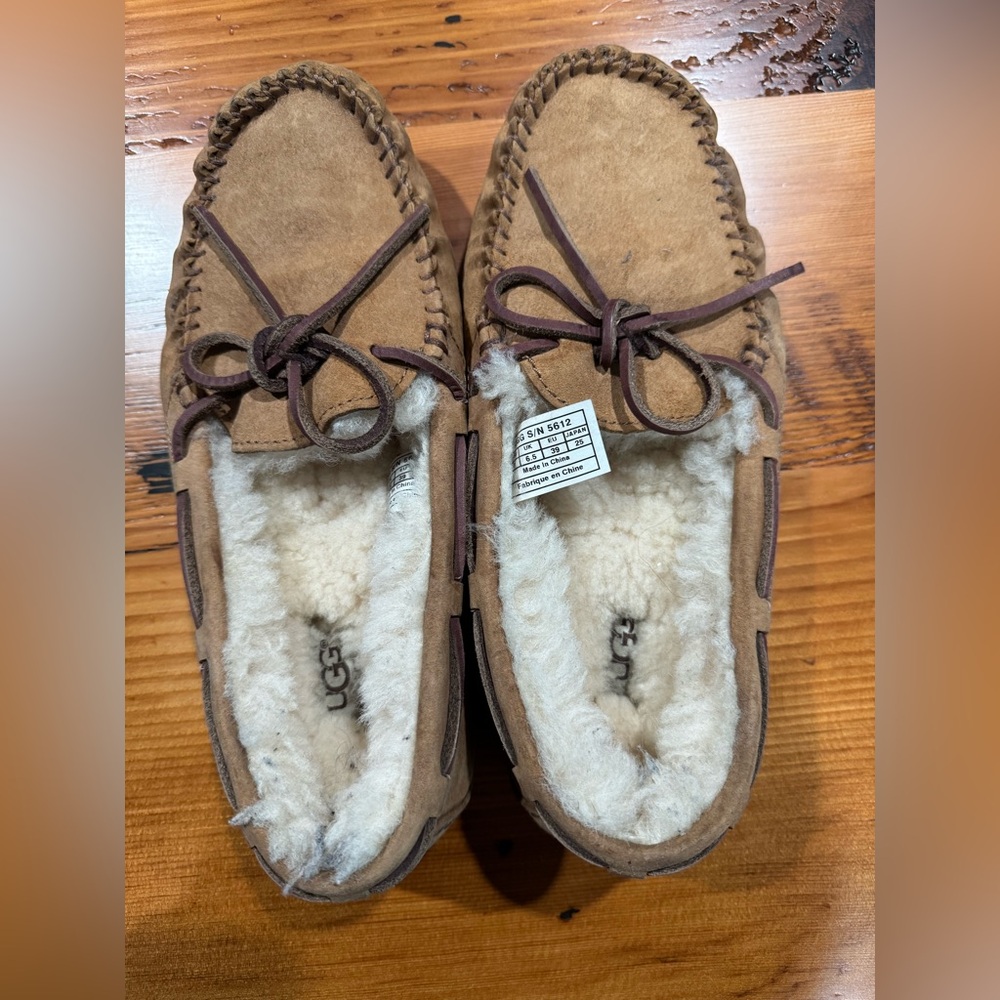 Used like new Ugg Dakota Slippers. - Picture 2 of 6